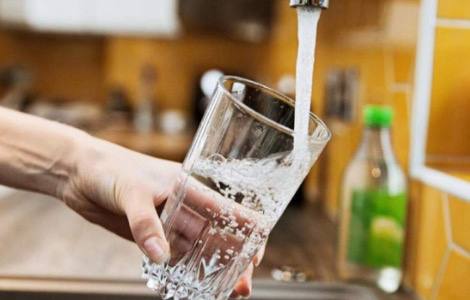 5 najważniejszych korzyści płynących ze spożywania zwykłej wody pitnej